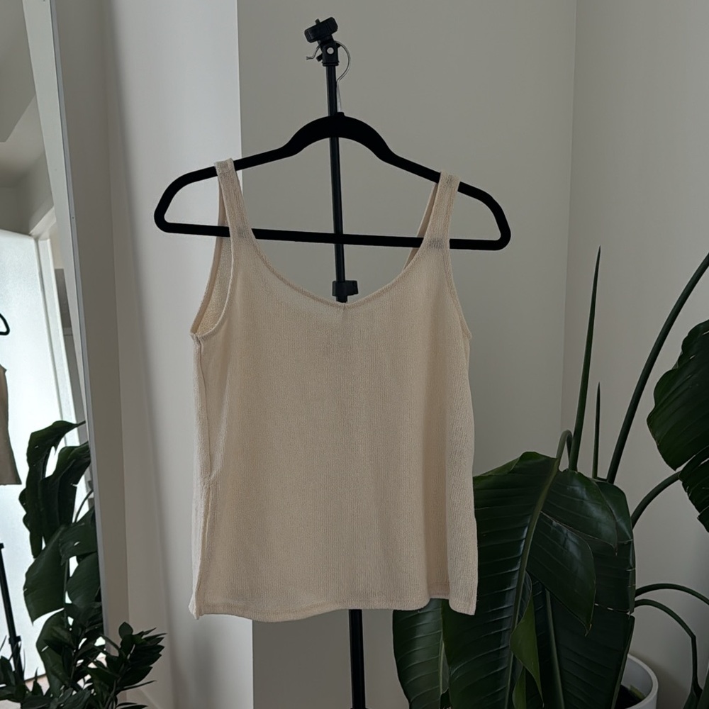 White knitted tank top